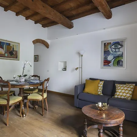 Apartment Family In Oltrarno Florence